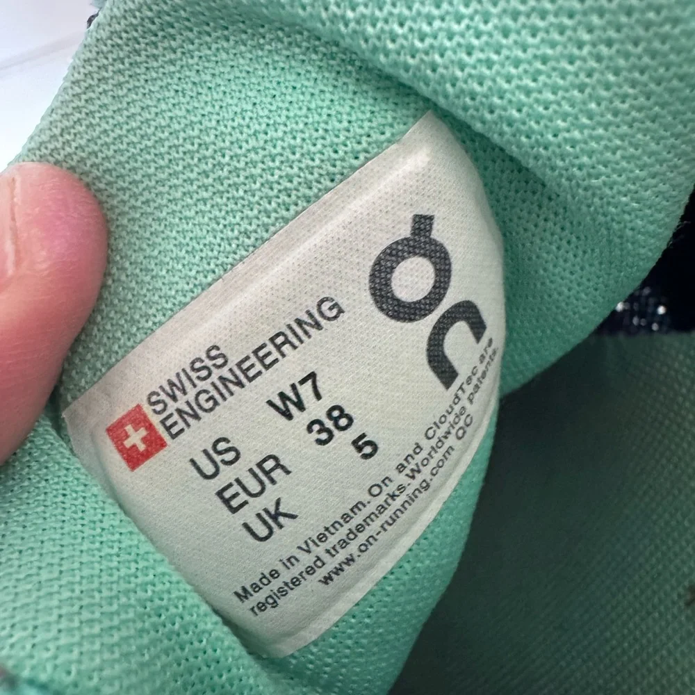 On Cloud women’s mint teal blue running‎ shoes size 7